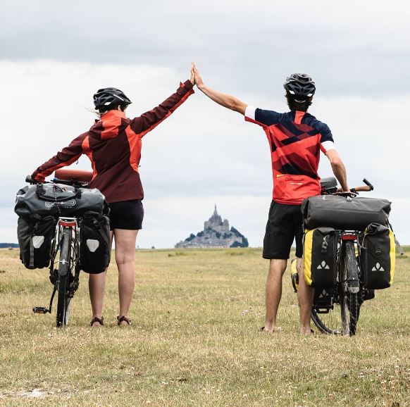 la veloscenie photo de deux cycliste devant le mont Saint Michel