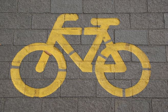 le symbole dun velo imprime sur le bitume dun trottoir en ville