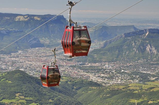 photo aerienne de la ville de Grenoble et de son bassin