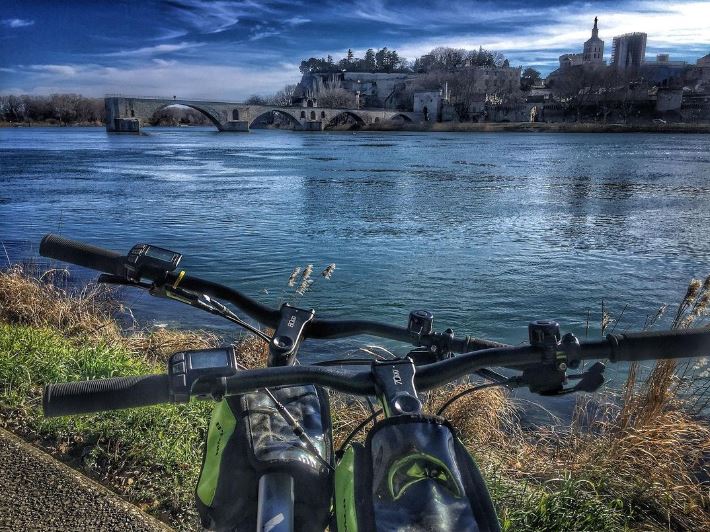 photo de deux cyclistes sur la via Rhona