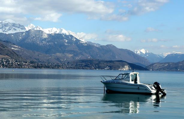 un bateau sur le lac dannecy en haute savoie