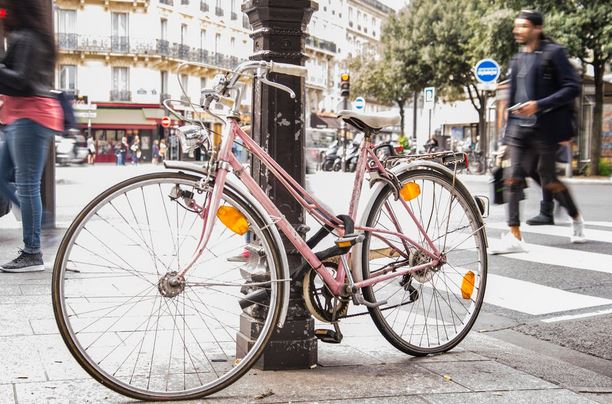 un velo rose pose contre un lampadaire a Paris