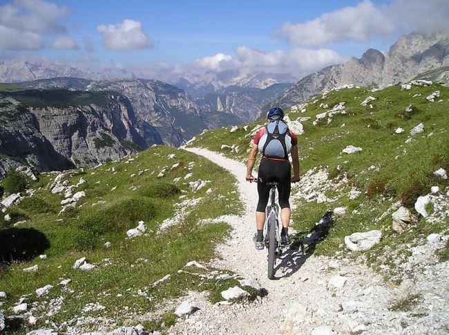 une personne faisant du VTT en montagne