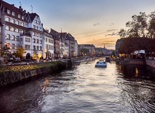 une tres belle photo de la ville de strasbourg et de ses canaux
