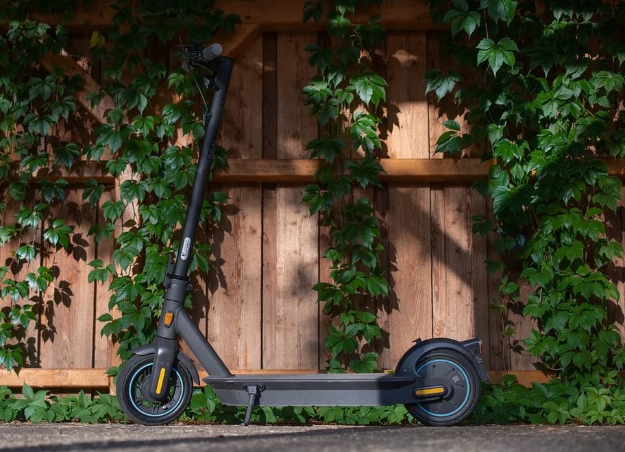 une trottinette electrique noire sur un trottoir