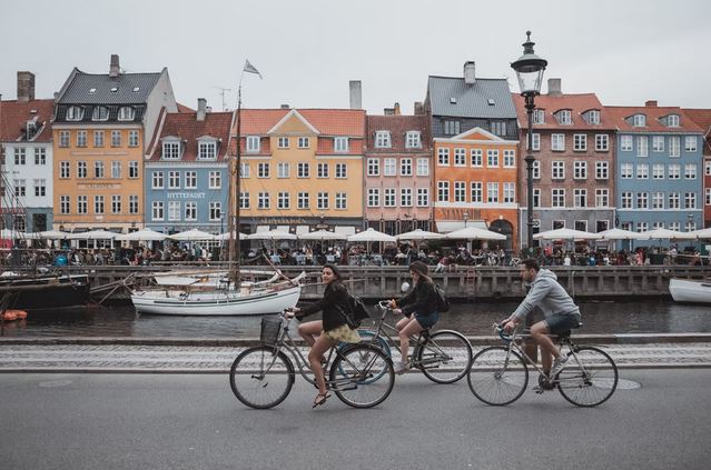 des cyclistes qui font une balade a velo dans le port de Copenhague
