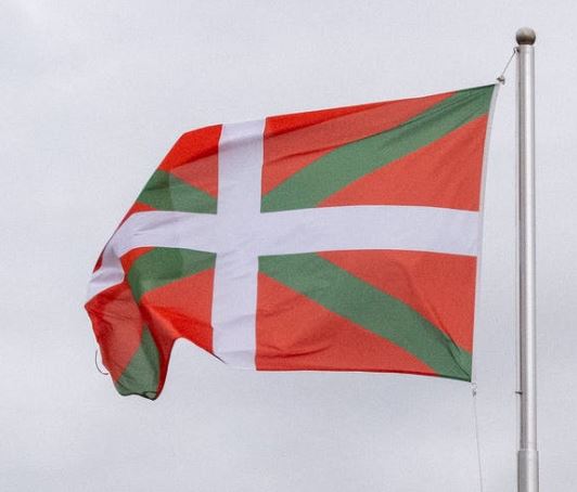 le drapeau du pays Basque qui flotte au vent