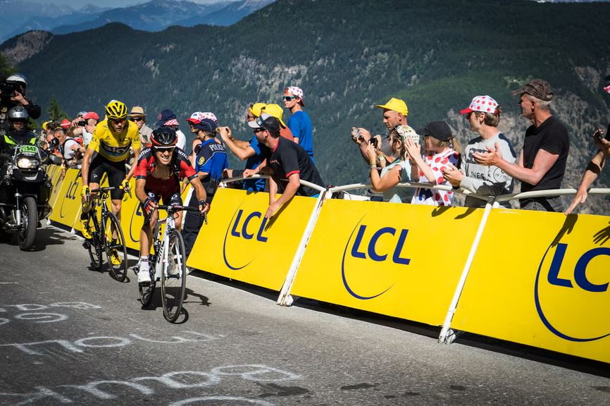 photo prise pendant une etape du tour de France ou on voit deux coureurs sur leur velo en montagne