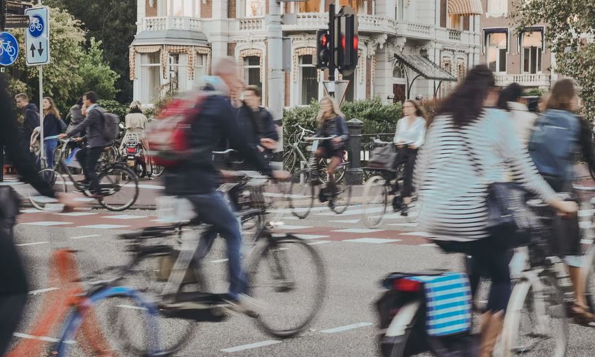 une image qui illustre bien la velonomie et lengouement des francais pour le velo comme nouveau mode de deplacement