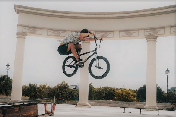 un rider de BMX qui fait un saut depuis un tremplin en bois