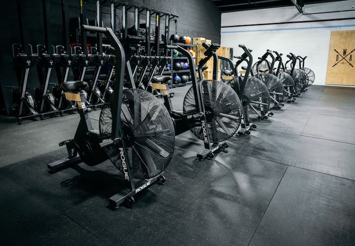 des velos dappartement alignes dans une salle de spinning avant le debut du cours