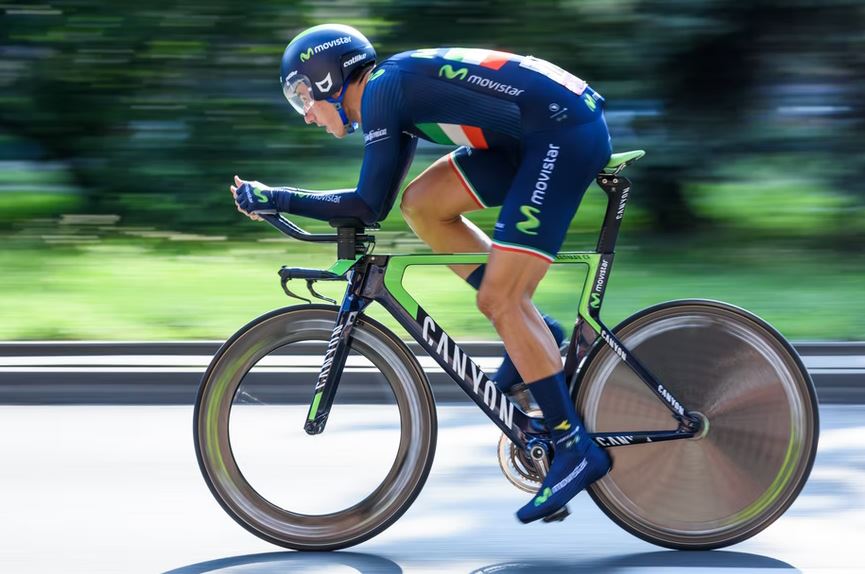 un cycliste professionnel de lequipe movistar qui sentraine de maniere intense pour eviter lacide lactique