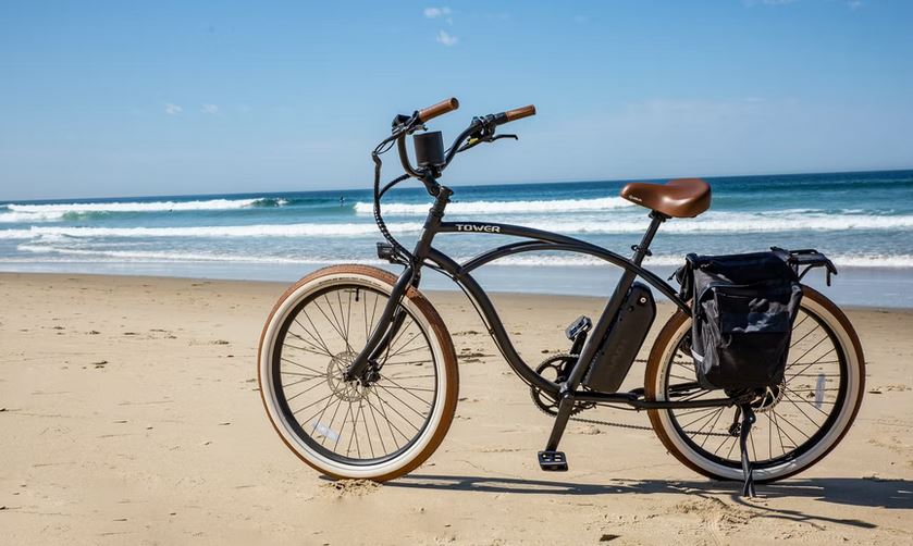 un velo noir pose sur sa bequille sur une plage au mois daout