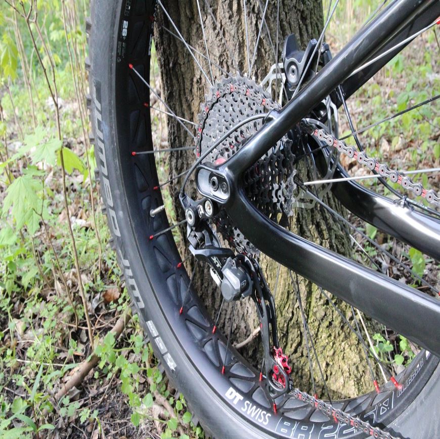 zoom sur le diametre dune roue de VTT avec une vue zoomee sur le derailleur aux nombreuses vitesses