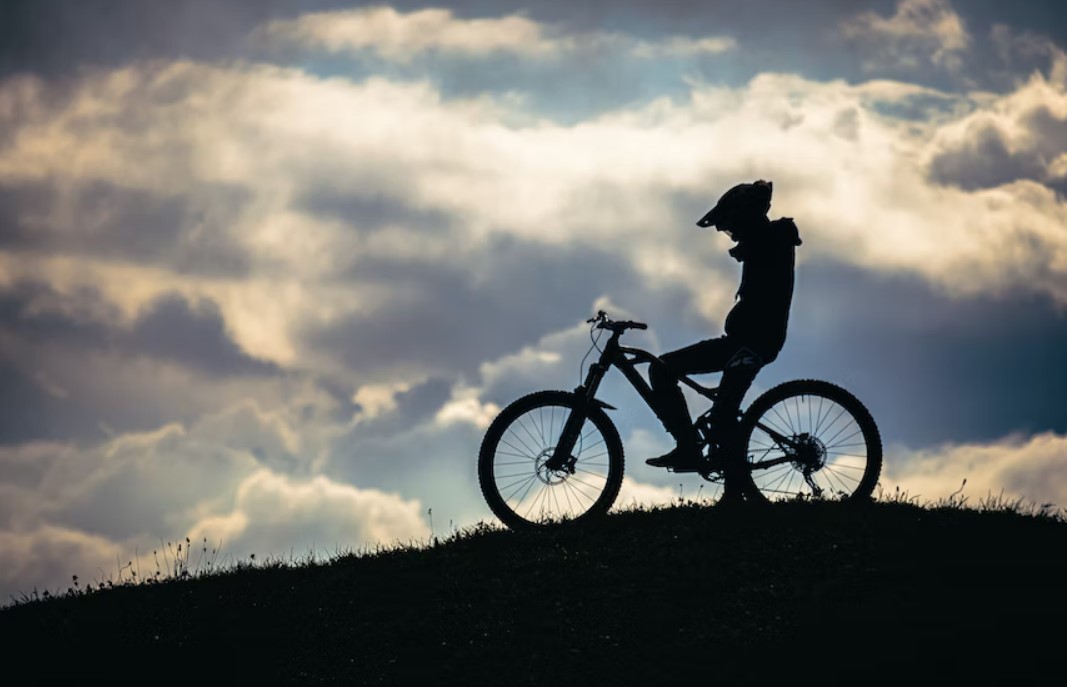 un VTTiste a larret avec son velo son casque et tout son equipement