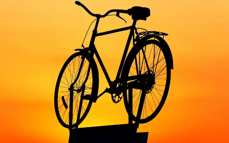 Transformez votre vélo en un objet déco avec ces astuces pour l’accrocher au mur