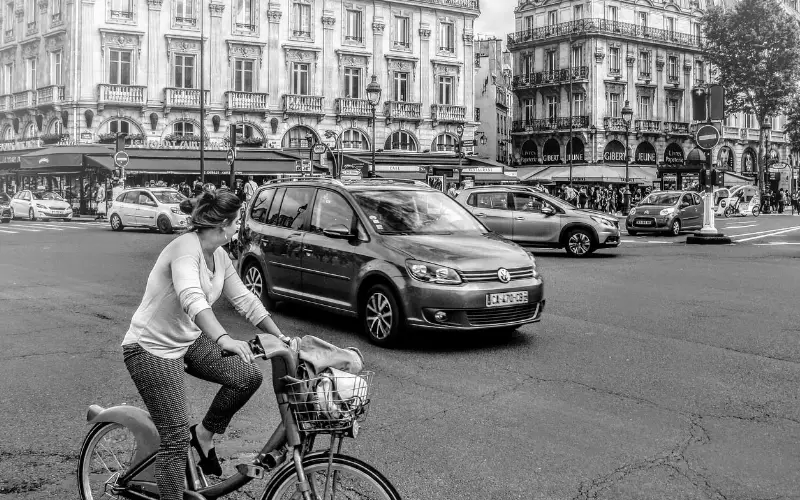 une cycliste dans le 5eme arrondissement sur un velo de la vile de paris