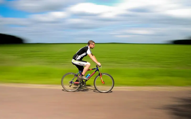 Faire du vélo pour travailler ses abdos