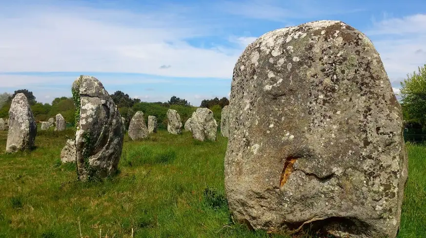 des menhirs situés à Carnac caractéristique de la Bretagne