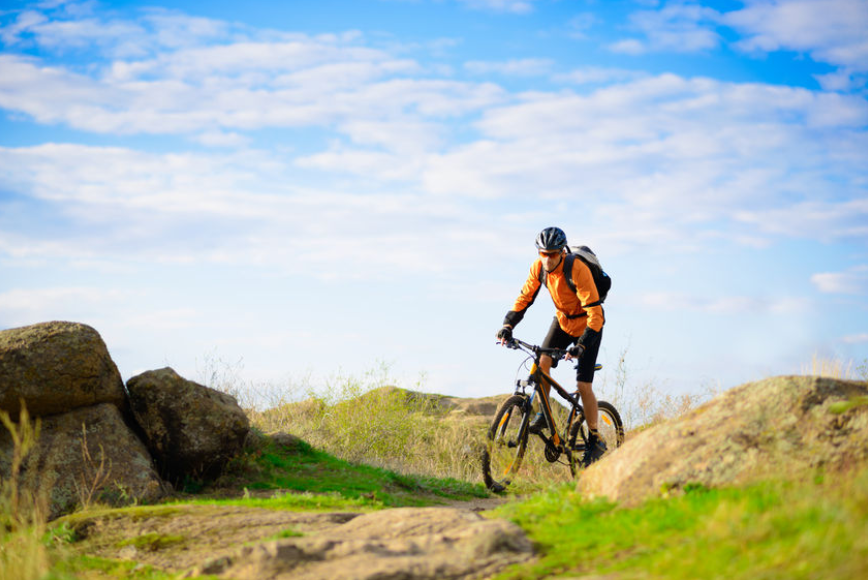 cycliste debout sur vtt