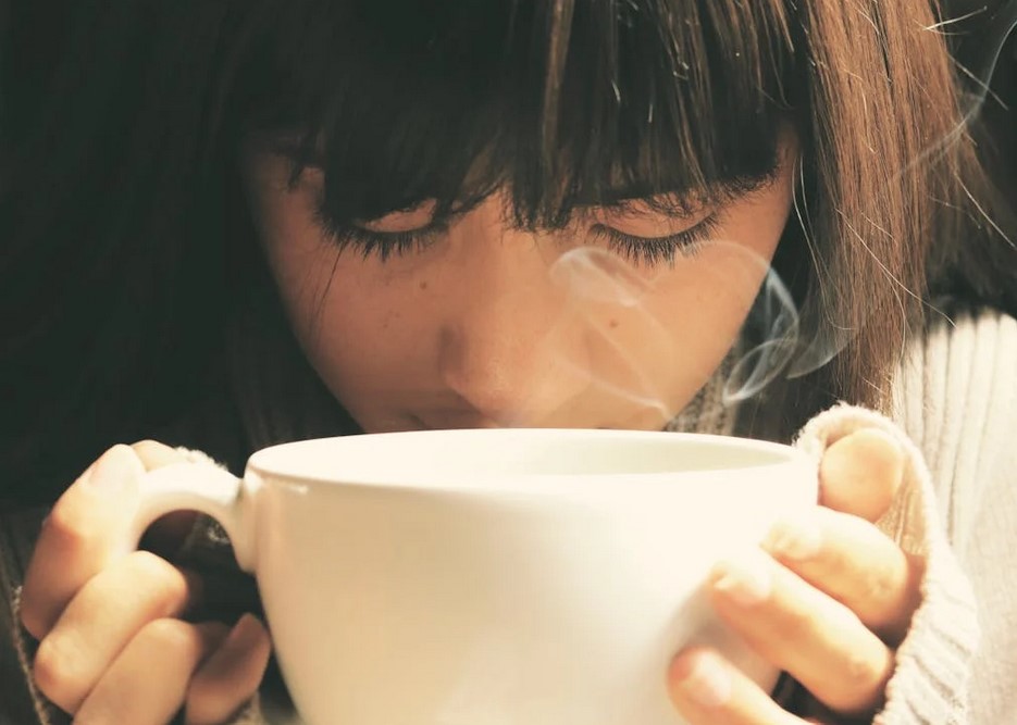 femme qui boit son café le matin