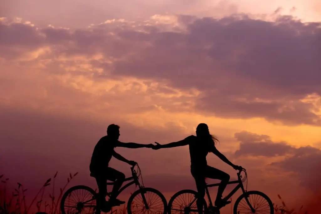 un couple se donnant la main lors d'un voyage à vélo